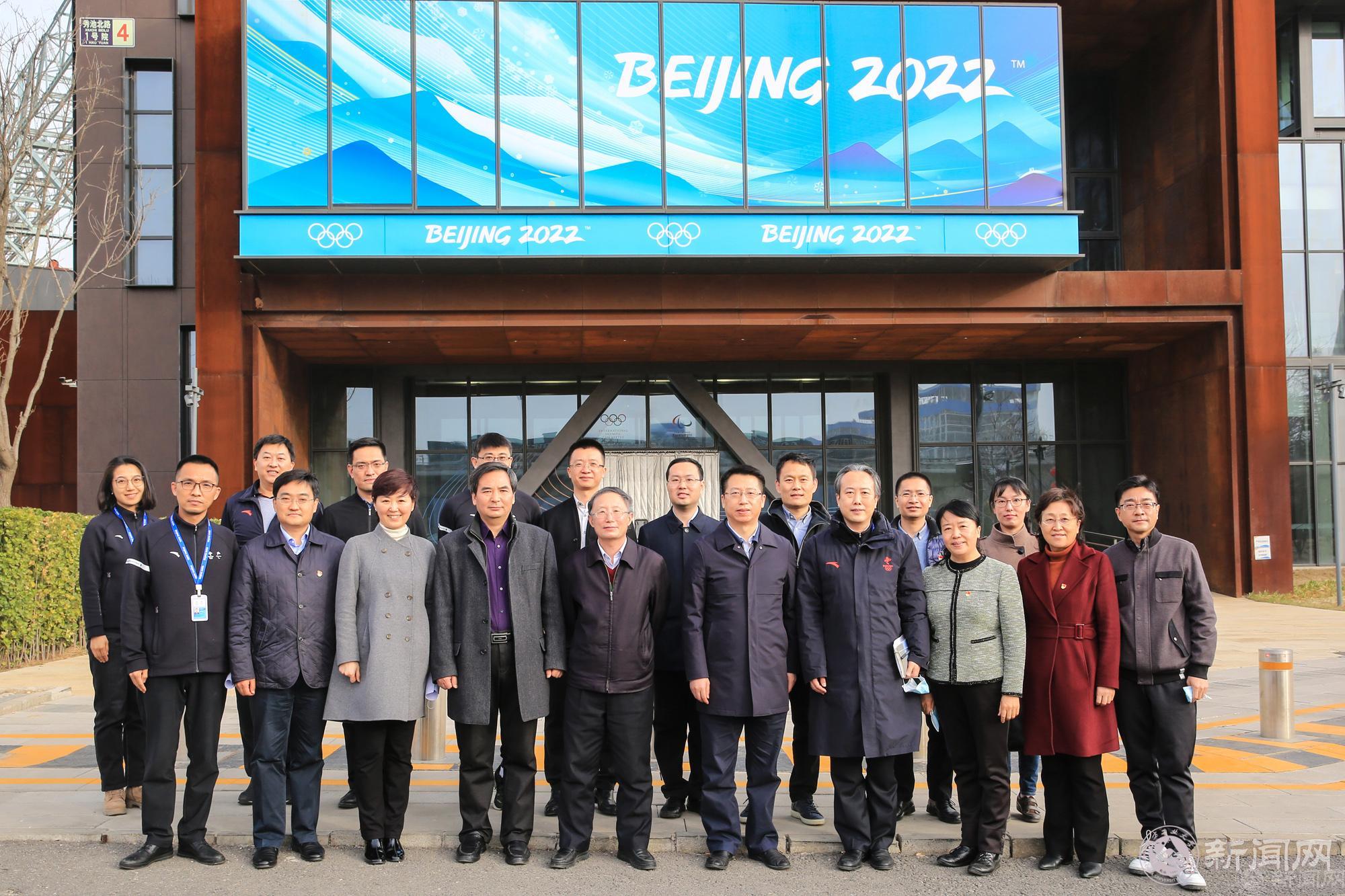 图片4-校党委理论中心组调研合影.jpg