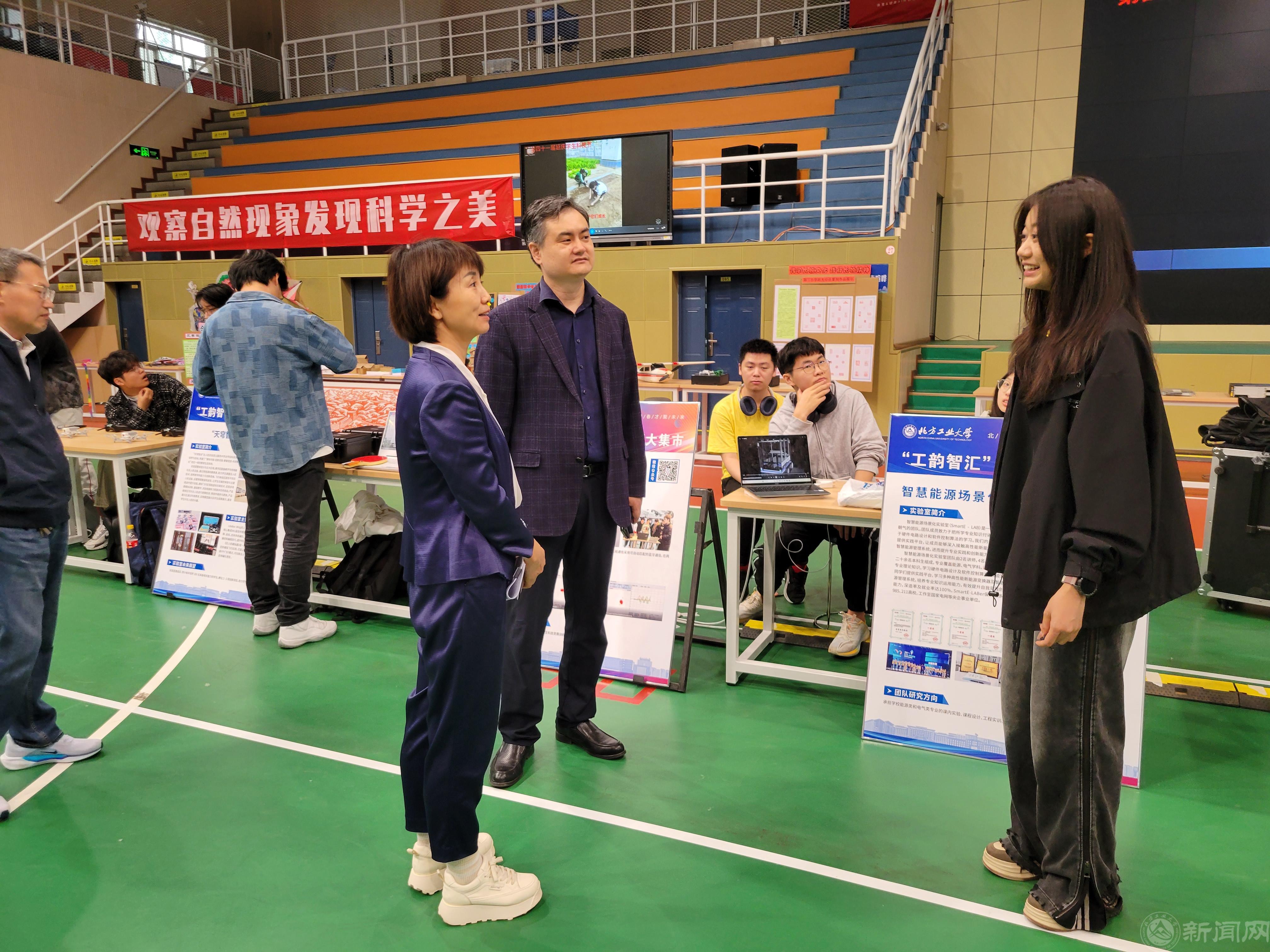延庆区委教育工委书记张树清参观展览并勉励世界杯官网科创团队学生.jpg 延庆区委教育工委书记张树清参观展览并勉励世界杯官网科创团队学生.jpg