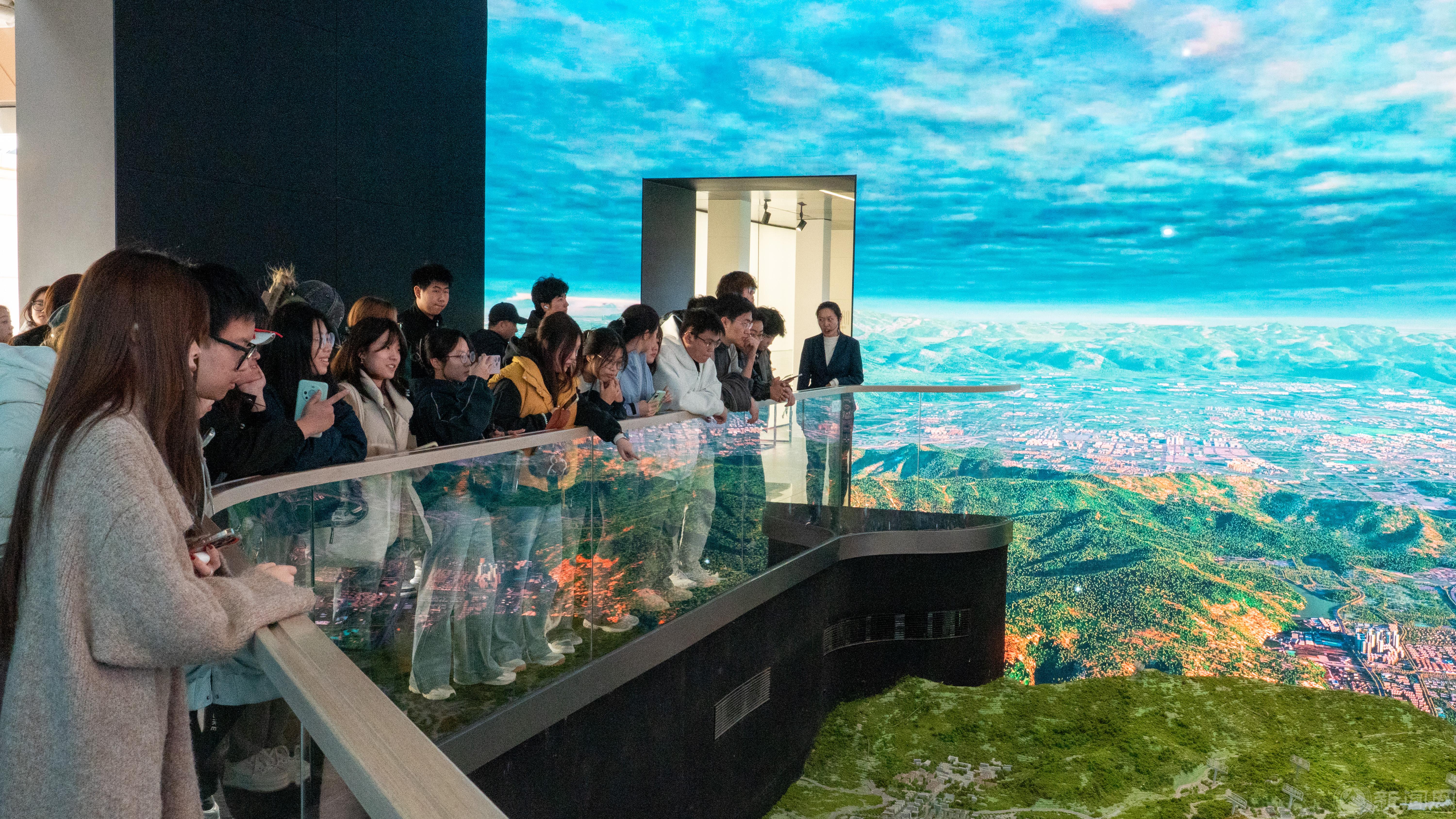 师生参观1.jpg