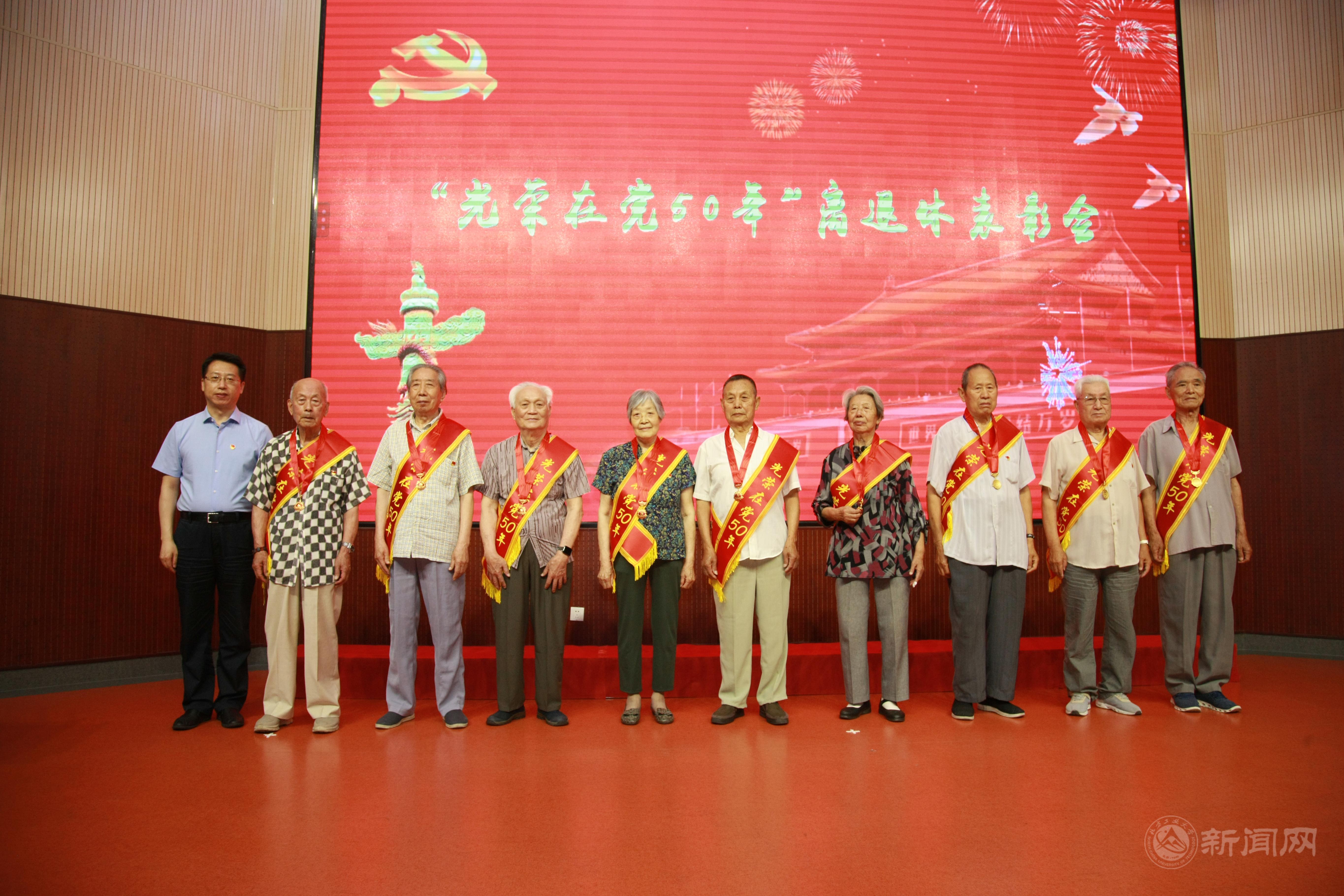 缪劲翔书记颁发纪念章1.JPG