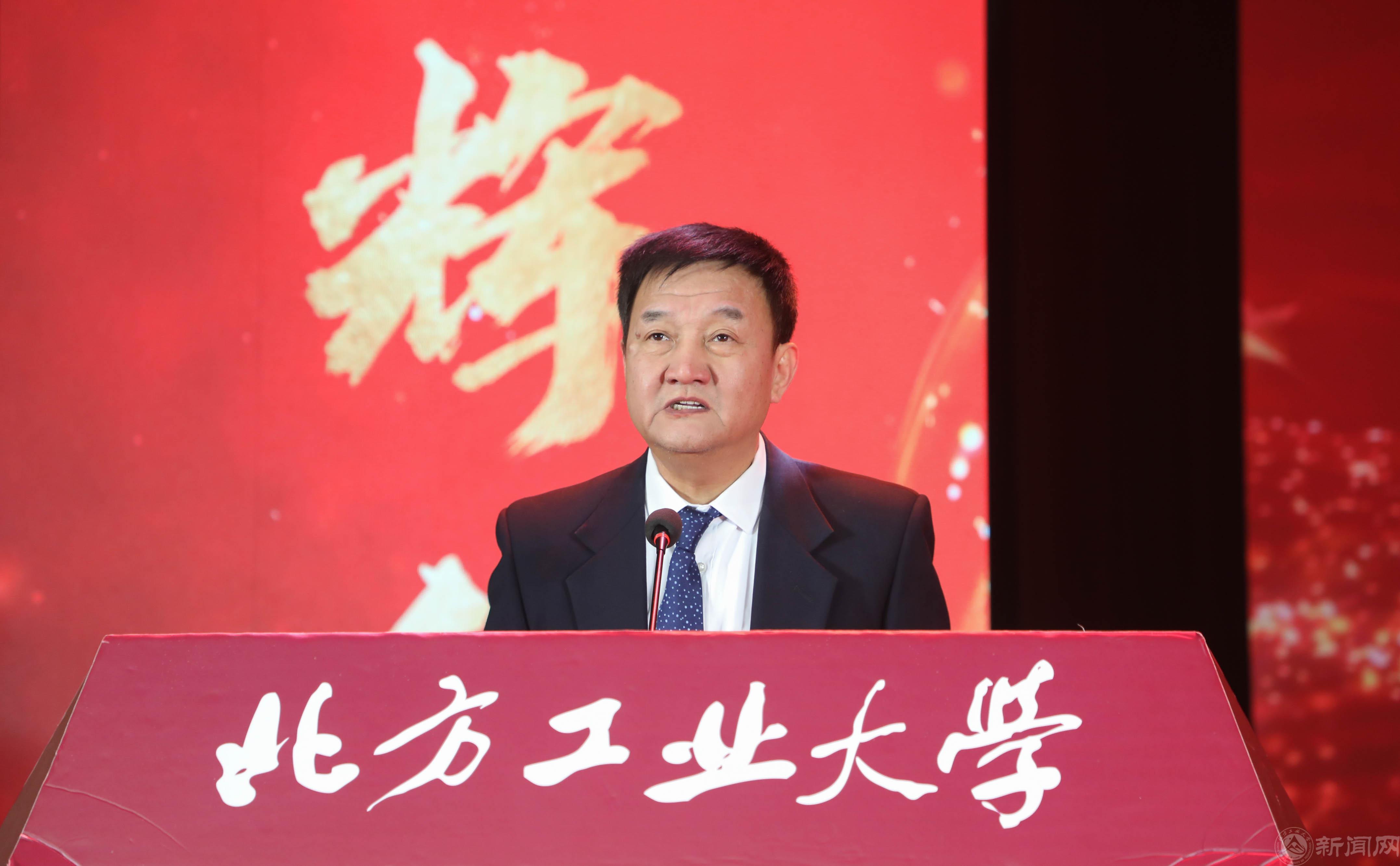 03院长宣读表彰决定.jpg 03院长宣读表彰决定.jpg