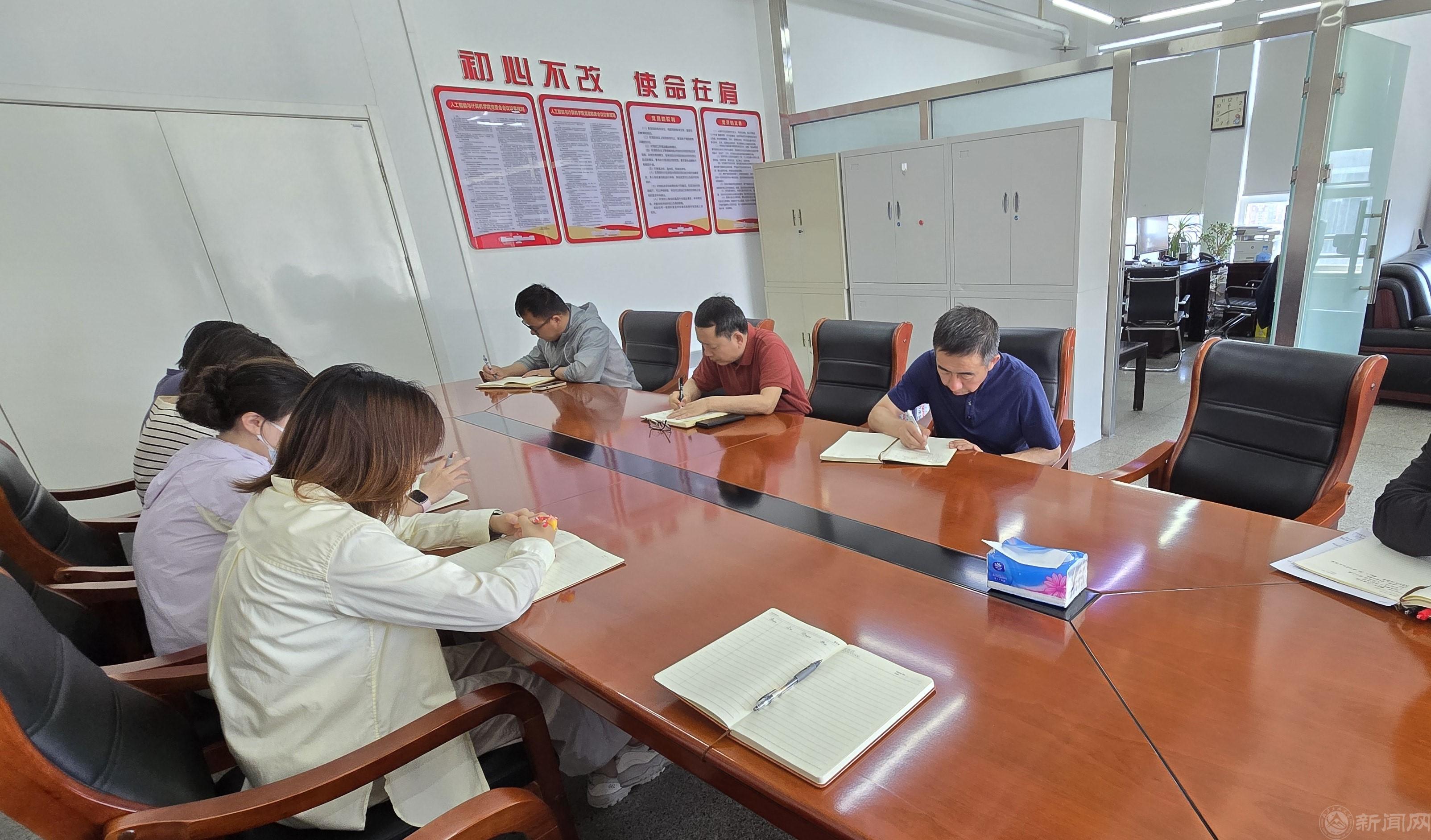 辅导员座谈会.jpg